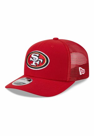 Rote Netz-Snapback-Mütze mit ovalem San Francisco 49ers-Logo auf der Vorderseite und New Era Flaggenlogo an der Seite gestickt.