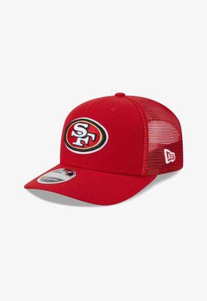 Rote Netz-Snapback-Mütze mit ovalem San Francisco 49ers-Logo auf der Vorderseite und New Era Flaggenlogo an der Seite gestickt.