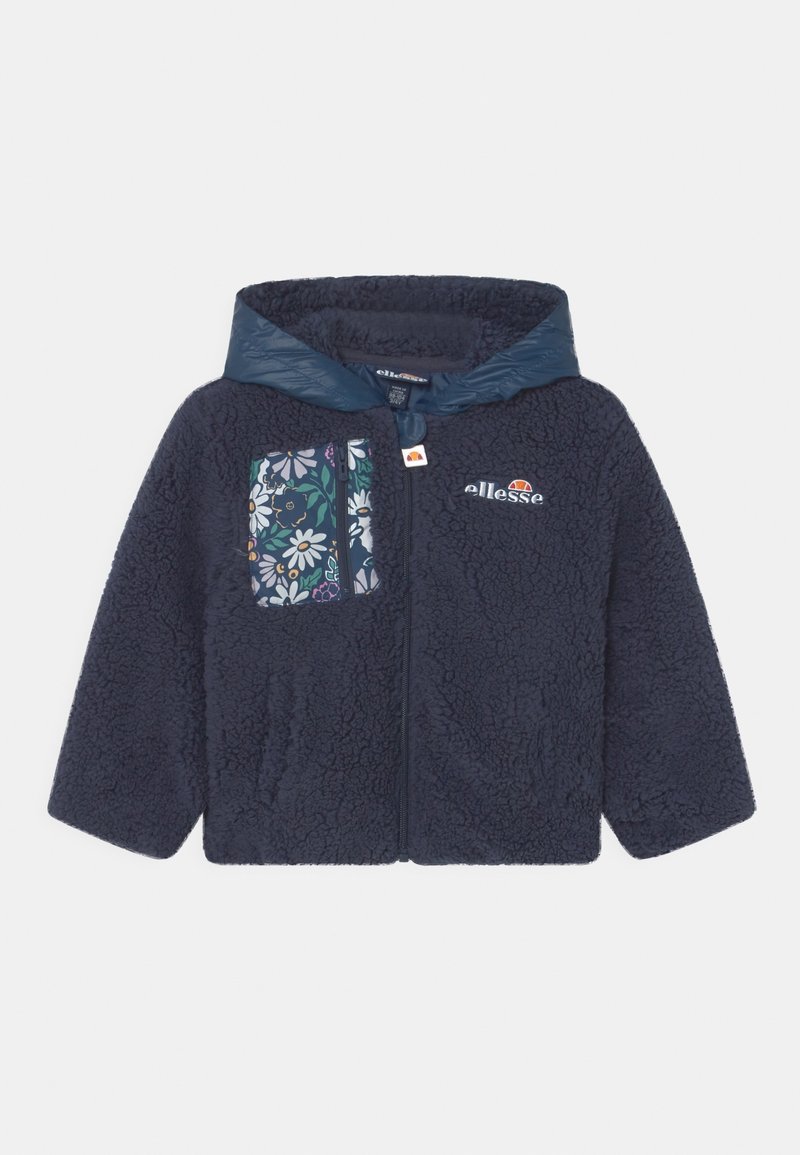 Veste en polaire marine avec une texture duveteuse, dotée d'une poche poitrine à motif, d'une capuche bleue contrastante, d'une fermeture éclair et d'un détail logo.