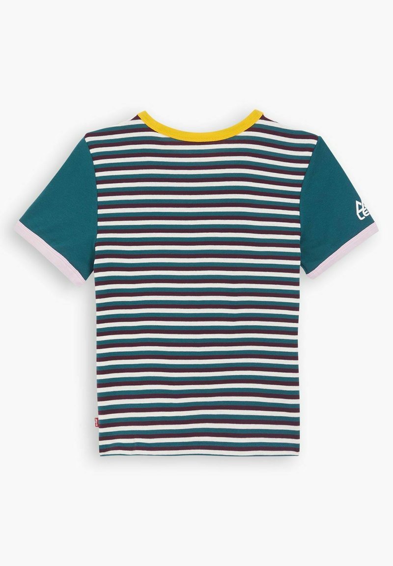 Kurzärmliges T-Shirt mit horizontalen Streifen in Marineblau, Türkis und Weiß, mit einem gelben Kragen und türkisfarbenen Ärmeln.