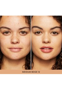 Photo avant-après comparant la peau sans maquillage et avec une couleur de lèvres beige moyen. La texture de la peau est lisse sur la droite, mettant en valeur des lèvres bien définies.