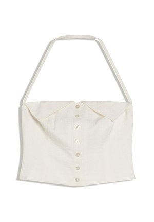 Top alb scurt cu guler halter și închidere cu nasturi frontali, detaliu de guler structurat, realizat dintr-un material ușor.