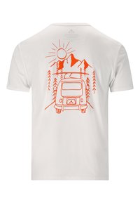 Vit bomull t-shirt med en orange grafik av en husvagn, berg, träd och en sol på ryggen. Korta ärmar, rundad halsdesign.