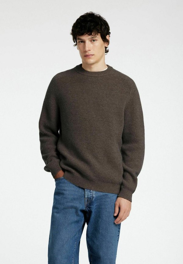 MIT RUNDHALSAUSSCHNITT REGULAR FIT - Strickpullover - after dark