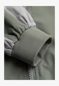 Sélectionné, olive and grey