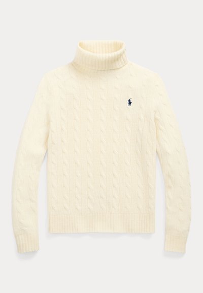 Pull à col roulé en maille torsadée couleur crème avec manches longues et petit logo bleu marine sur la poitrine gauche.