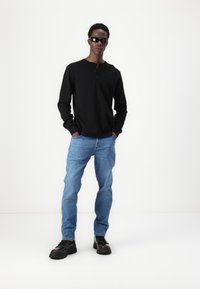 GAP DOUBLE HENLEY - Sudadera - black