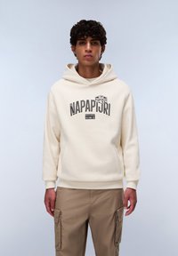 Crème hoodie met een kangoeroezak, voorzien van zwarte "NAPAPIJRI" tekst en logo. Gemaakt van zacht materiaal, met ribgebreide manchetten en zoom.