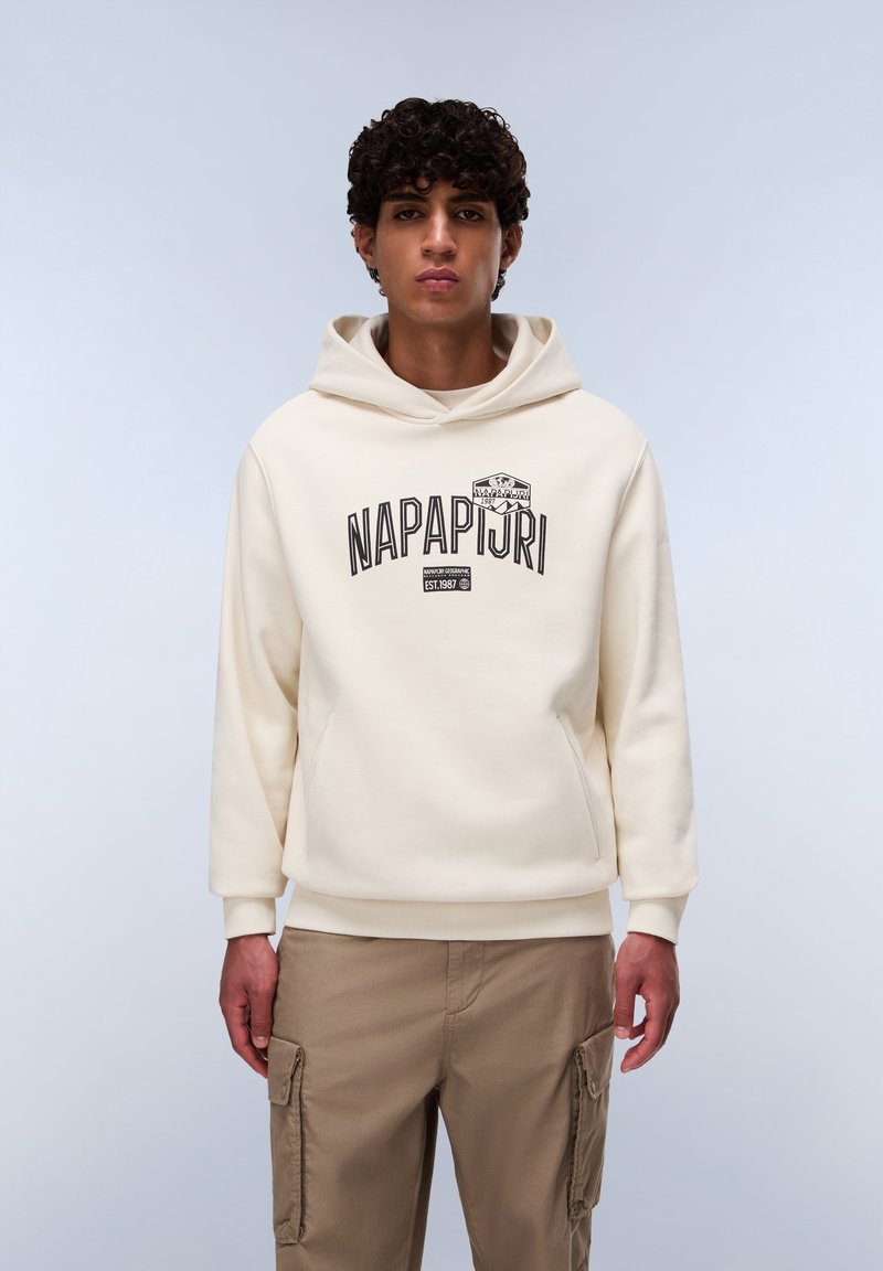 Crème hoodie met een kangoeroezak, voorzien van zwarte "NAPAPIJRI" tekst en logo. Gemaakt van zacht materiaal, met ribgebreide manchetten en zoom.