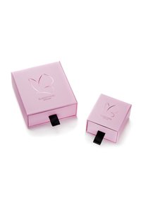 Rožiniai dovanų dėžutės su blizgiu paviršiumi, viršuje turinčios drugelio dizainą ir juodomis traukimo juostelėmis, kad būtų patogu atidaryti. Viena didesnė, kita mažesnė.