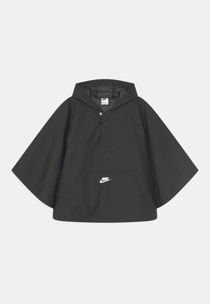 Poncho de pluie noir Nike avec capuche, poche avant, fermeture à boutons-pression et logo Nike blanc au centre devant.