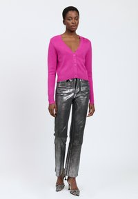INFLUENCER RHINESTONES - Chaqueta de punto - fuchsia