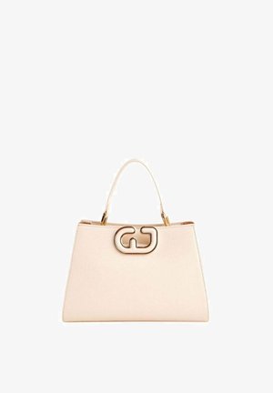 Borsa strutturata color beige chiaro con finitura in pelle liscia, caratterizzata da una fibbia prominente in tono oro e manico superiore.