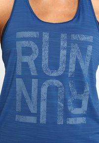 Modré atletické tílko bez rukávů s velkým, opotřebovaným nápisem „RUN“ výrazným blokovým písmem na přední straně.