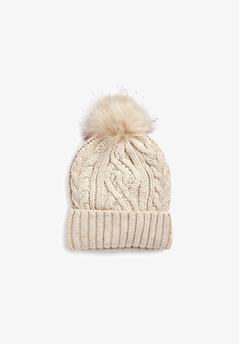 Berretto beige lavorato a maglia con polsino a coste e un soffice pompon sulla cima, caratterizzato da un motivo a treccia testurizzato su tutta la superficie.