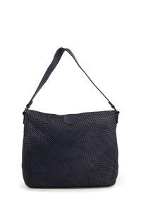 Marineblauwe gevlochten leren tas met een gestructureerd oppervlak, een enkele verstelbare schouderband en een klep sluiting. Rechthoekige vorm; casual ontwerp.