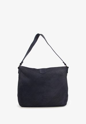 Granatowa, pleciona skórzana torba o fakturowanej powierzchni, z pojedynczym regulowanym paskiem i klapą. Prostokątny kształt; casualowy design.