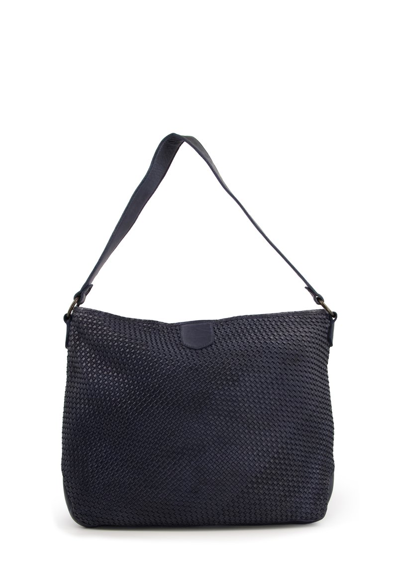 Marineblauwe gevlochten leren tas met een gestructureerd oppervlak, een enkele verstelbare schouderband en een klep sluiting. Rechthoekige vorm; casual ontwerp.