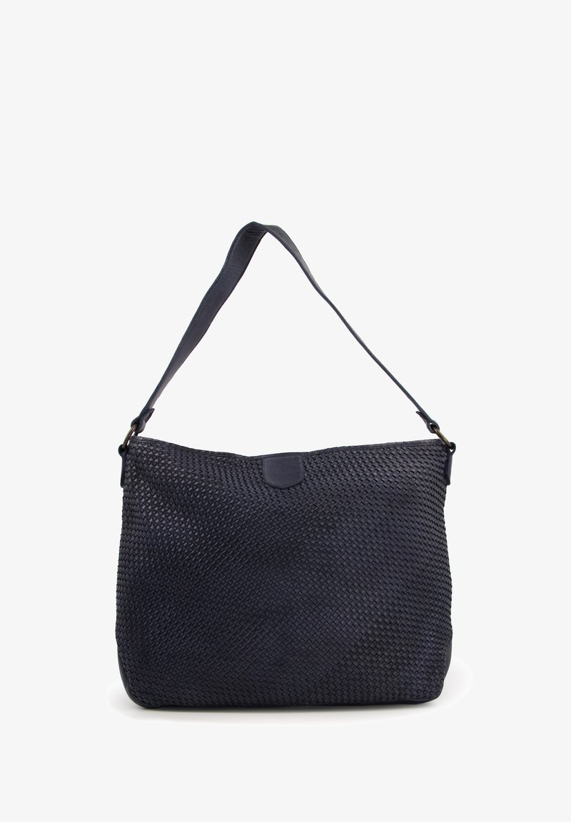 Navyblaue geflochtene Lederhandtasche mit strukturierter Oberfläche, einem verstellbaren Tragegurt und einem Klappenverschluss. Rechteckige Form; lässiges Design.