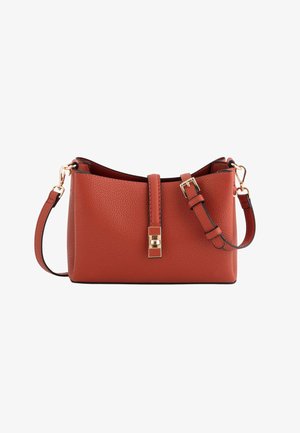 Schultertasche aus rostfarbenem genarbtem Leder mit verstellbarem Riemen und goldfarbenem Schnallen- und Drehverschluss auf weißem Hintergrund.