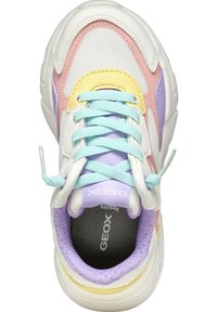 Baskets blanches avec des accents pastel rose, jaune et violet, en matériaux mesh et cuir, et avec des lacets texturés. Dotées de semelles rembourrées et d'un logo.