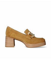 Mocassins en suede marron avec un bout rond, un accent de boucle dorée sur le devant, et un talon bloc empilé orné de lignes horizontales.