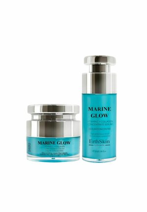 Produkty do pielęgnacji skóry Marine Glow w szklanych pojemnikach. Jeden słoiczek jest nieprzezroczysty z metalową pokrywką w kolorze srebrnym; drugi to przezroczysta butelka z srebrną pompką.
