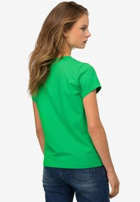 LAURASØN KLEINER KNOTEN V-AUSSCHNITT HALBARM - Camiseta básica - green