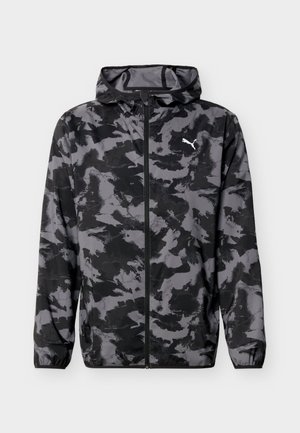 Μαύρο και γκρί μπουφάν με κουκούλα και μοτίβο καμουφλάζ, με εμπρόσθιο φερμουάρ, ελαστικές μανσέτες και λευκό λογότυπο Puma στο αριστερό στήθος.
