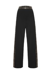 Zwarte wijde broek met een gewatteerde tailleband met een geometrisch metallic patroon aan de zijkant. Zacht materiaal met zakken.