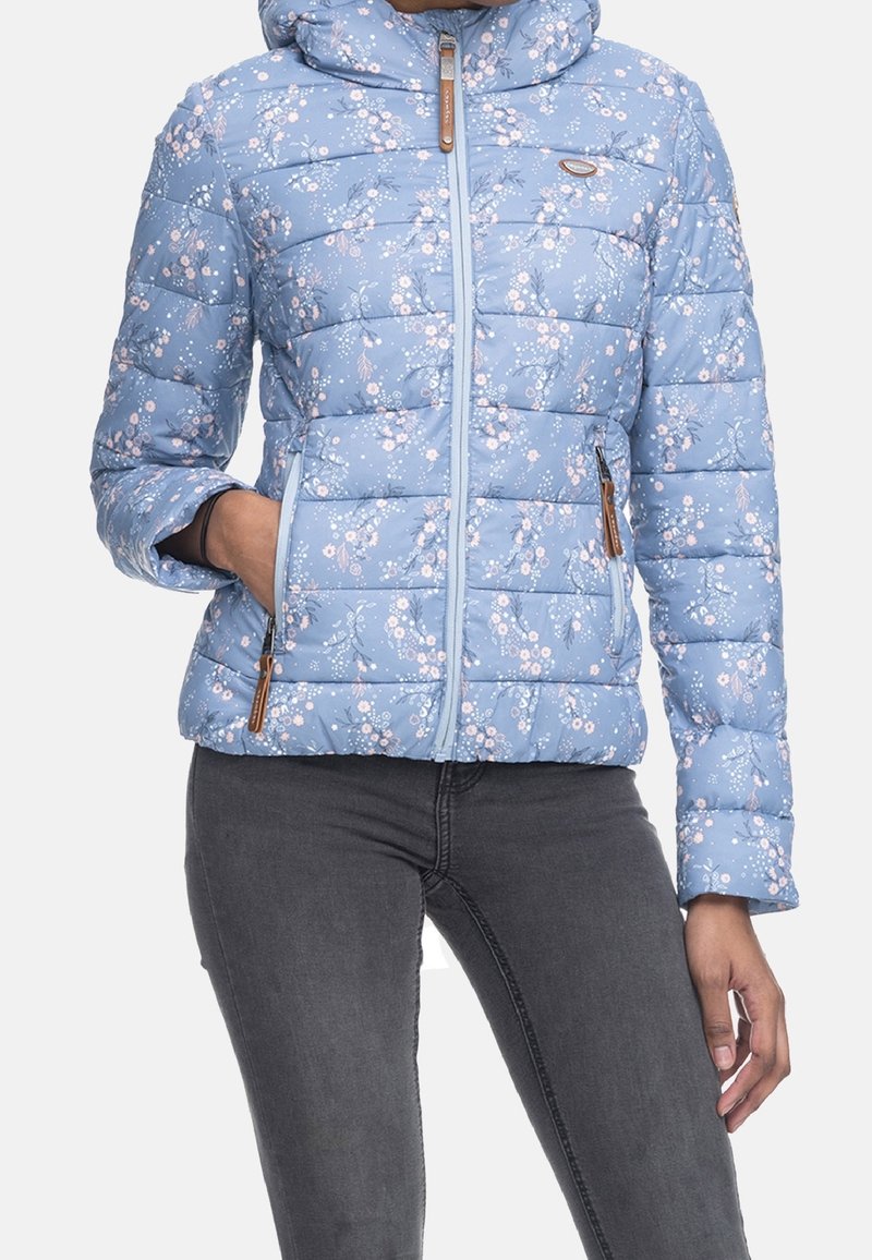 Helleblaue Steppjacke mit Blumenmuster, ausgestattet mit einer Kapuze, Reißverschluss und zwei seitlichen Taschen mit braunen Akzenten. Gequiltete Textur.