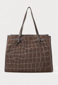 Sac fourre-tout en simili cuir marron avec un motif crocodile, poignées supérieures doubles et coutures contrastées. Forme rectangulaire et design structuré.