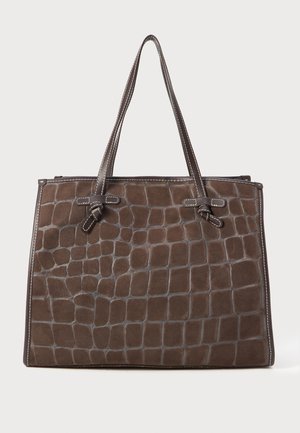 Hnedá taška z faux kože s krokodílovou textúrou, s dvojitými hornými uchami a kontrastným prešívaním. Obdĺžnikový tvar a štruktúrovaný dizajn.