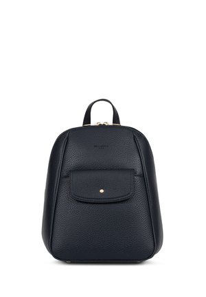 Zwarte rugzak van gestructureerd leer met voorvak, goudkleurige drukknop, bovenhandgreep en dubbele ritssluiting.