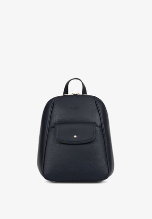 Czarny plecak z teksturowanej skóry z przednią kieszenią zapinaną na zatrzask w kolorze złotym, górnym uchwytem i podwójnym zamkiem błyskawicznym.