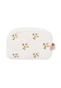 Pochette fuzzy di colore crema con piccoli fiori ricamati gialli e rosa e un manico in tessuto rosa sul lato.
