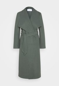 Lång grön kappa i mjukt tyg, med en bred krage, framknutning och långa ärmar med rak skärning. Minimalistisk design.