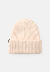 Gorro tricotado em rosa claro com uma dobra na parte inferior, textura canelada e uma pequena etiqueta preta da marca ao lado. Material suave e quente.
