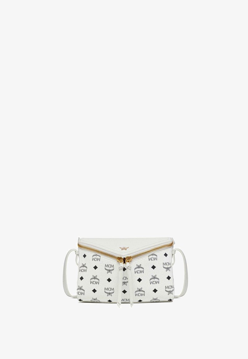 Weißes Umhängetasche mit schwarzem MCM-Logo-Muster, doppelten Reißverschlüssen und einem strukturierten Design. Verfügt über einen abnehmbaren Schultergurt.