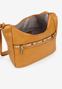 Bolso de mano de cuero color marrón con una apertura principal con cremallera, un bolsillo exterior con cremallera adornado con bordado floral y una base plana para estabilidad.