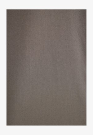 Grijze stof met een gladde textuur, met subtiele variaties in schaduw. Het materiaal lijkt lichtgewicht en geweven te zijn.