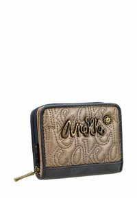 Cartera de cuero marrón con patrón en relieve, herrajes dorados, acentos en azul marino y un logo estilizado en la parte delantera, con cierre de cremallera.