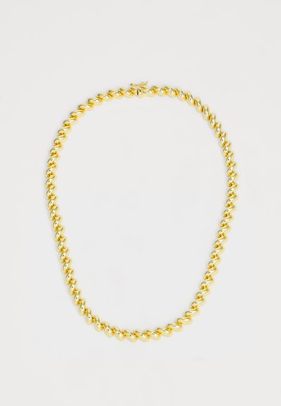 Collier tressé en or présentant des maillons ronds, avec une finition brillante et un fermoir sécurisé, exposé sur un fond blanc.