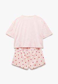 Rosa Baumwoll-T-Shirt mit kurzen Ärmeln, kombiniert mit gestreiften Shorts, die rote Herzmuster aufweisen. Weiche Textur, lässiges Design.