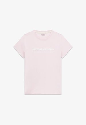 Jasnoróżowy T-shirt z krótkim rękawem i okrągłym dekoltem, z białym, wytłoczonym napisem "GUESS JEANS" umieszczonym na środku klatki piersiowej.