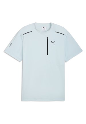 Lyseblå Puma kortærmet sportstrøje med sort lynlåsdetalje og Puma-logo på brystet og teksten PUMA TECH på venstre ærme.