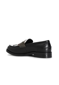 Schwarze Lederloafers mit einem kontrastierenden braunen Riemenakzent, runder Spitze und flacher Sohle. Ausführliche Naht entlang der Seiten.