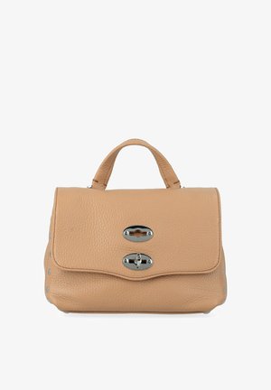 Borsa a mano in pelle beige con superficie testurizzata, manico superiore, due fibbie metalliche sulla patta e borchie lungo i lati.