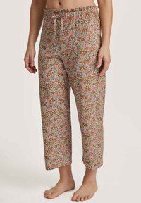 Pyjamabroek met bloemenprint, voorzien van een elastische tailleband, een loose fit, cropped lengte en een zachte stof met roze en oranje bloemenpatronen.