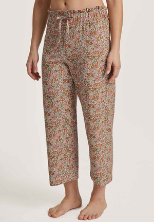 Pyjamabroek met bloemenprint, voorzien van een elastische tailleband, een loose fit, cropped lengte en een zachte stof met roze en oranje bloemenpatronen.